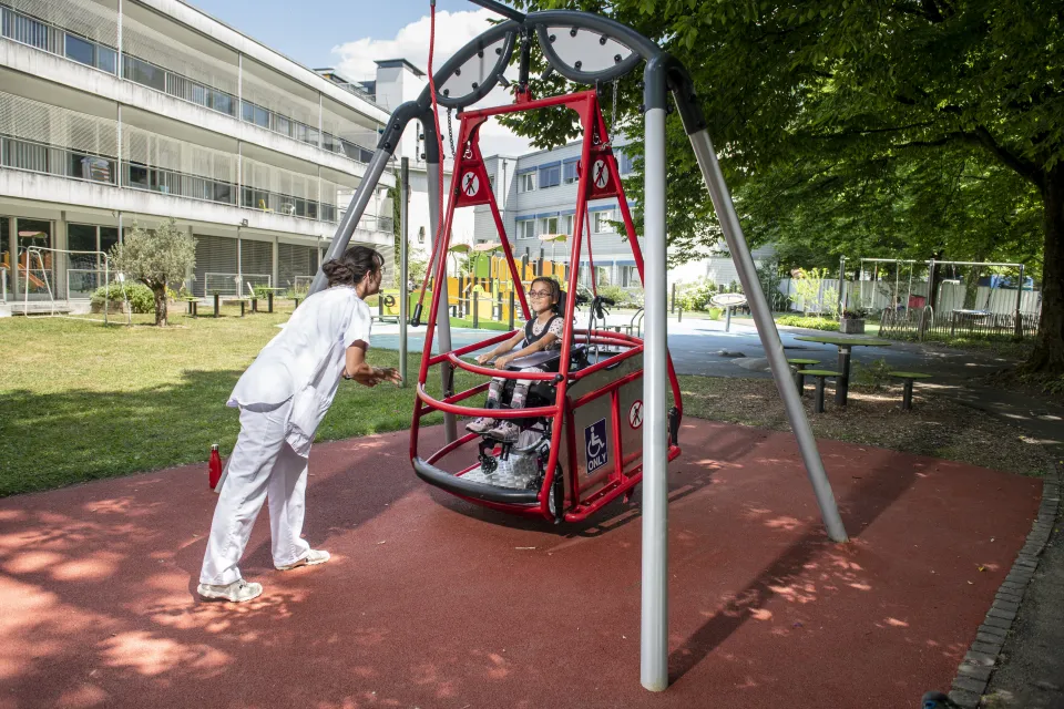 Une balançoire pour les enfants en fauteuil roulant