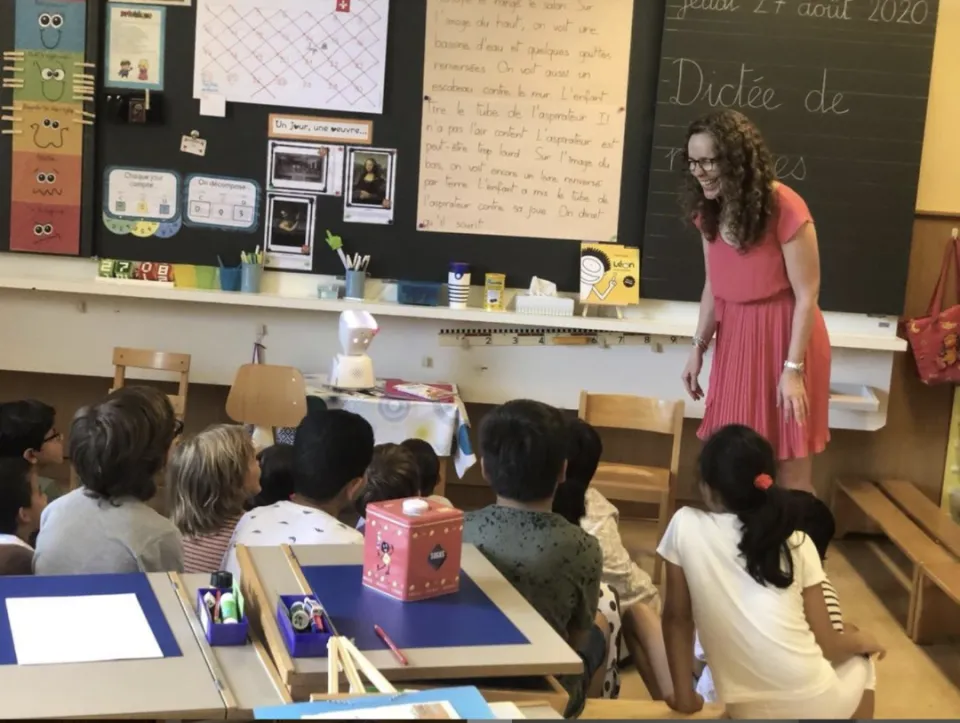 Robot de téléprésence AV1fait son entrée dans une classe de primaire