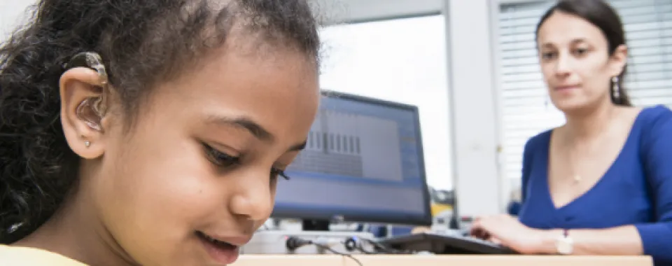Jeune patiente portant un implant cochléaire en consultation aux HUG