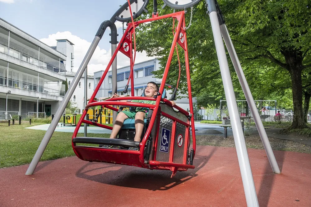 Balançoire pour fauteuil roulant