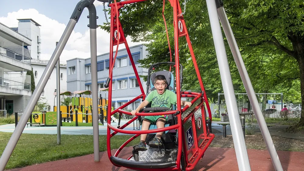 Balançoire pour fauteuil roulant