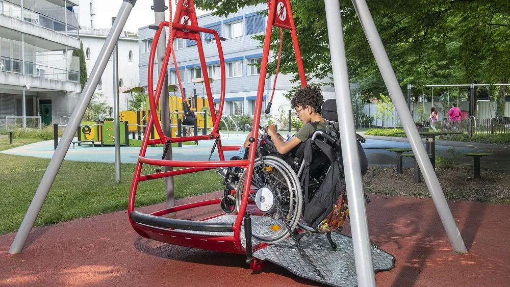 Balançoire pour fauteuil roulant