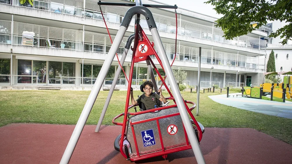 Balançoire pour fauteuil roulant