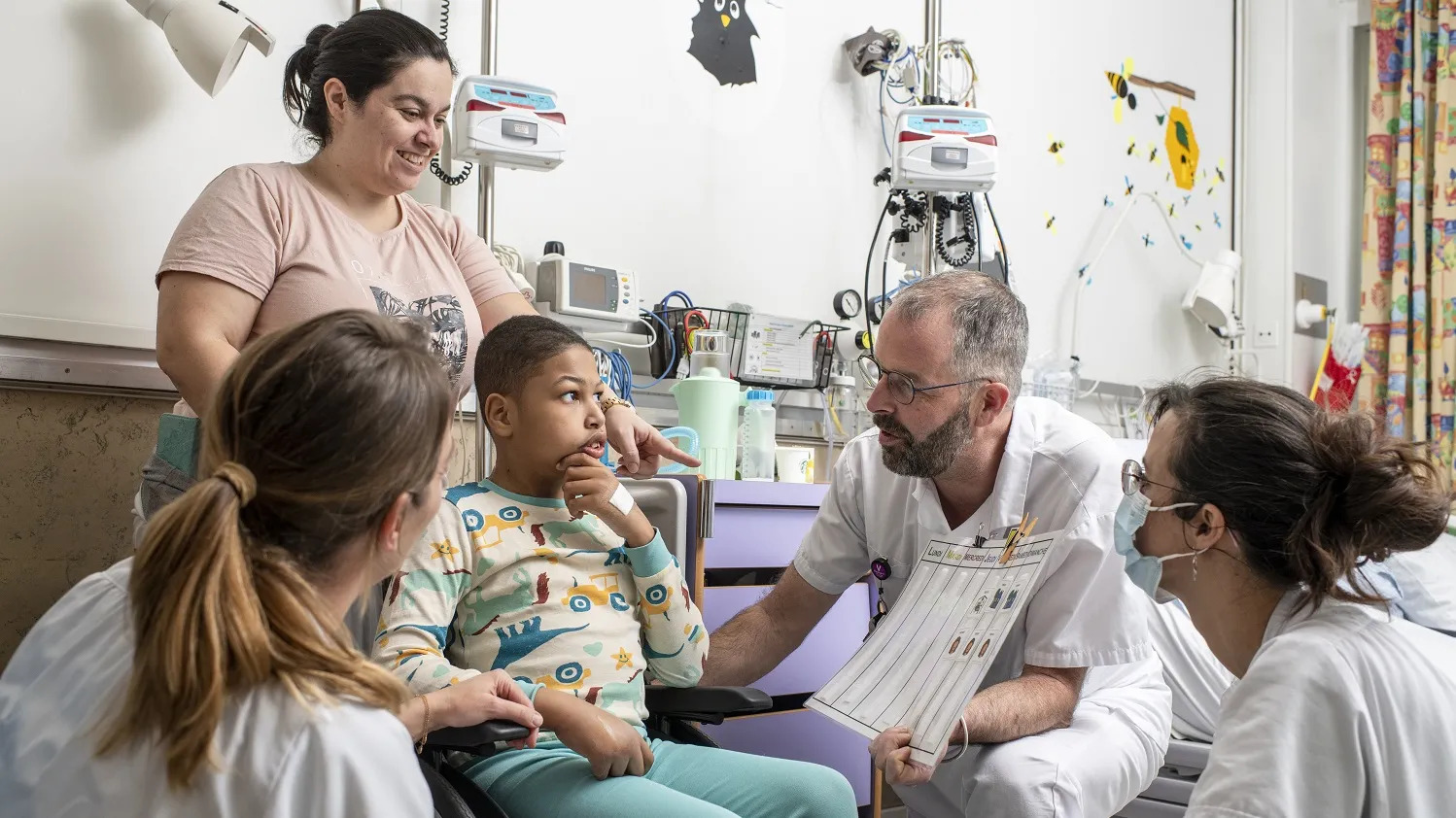 équipe mobile et jeune garçon et maman