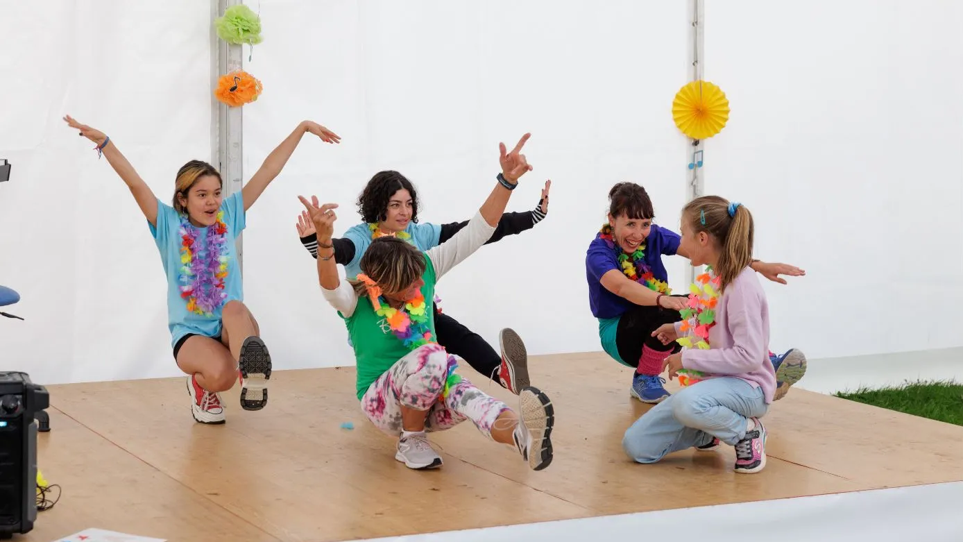 L'équipe danse avec de jeunes patients et patientes