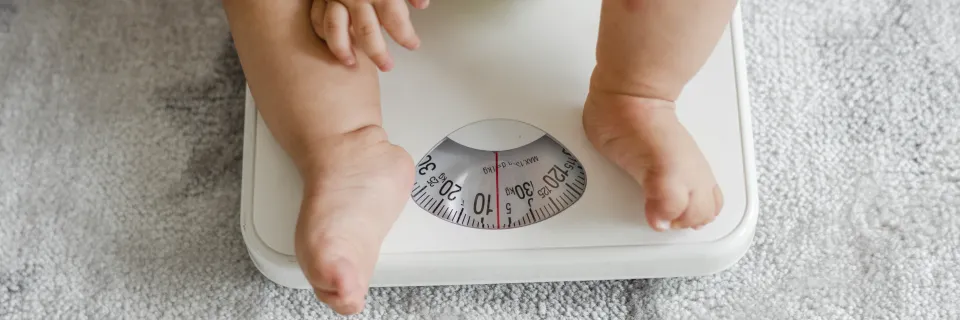 pieds bébé balance