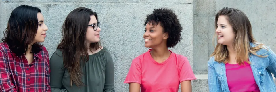 Jeunes filles qui discutent