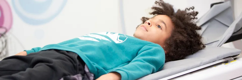 petit garçon en radiologie