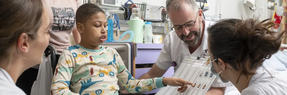 jeune garçon et équipe soignante