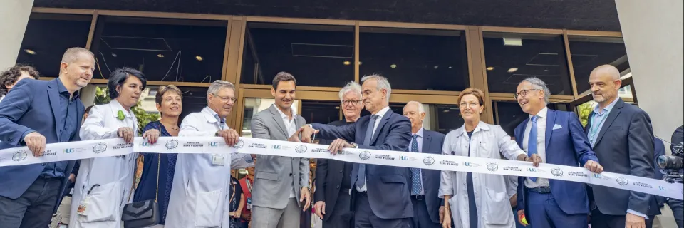 Coupé de ruban - Inauguration de la Maison de l'enfance et de l'adolescence