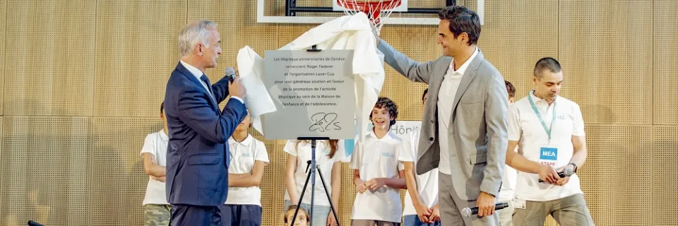 Roger Federer avec Bertrand Levrat et un group d'enfants lors de l'inauguration de la MEA